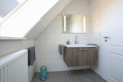modern eingerichtetes Badezimmer